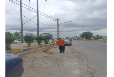 اجرای عملیات نظافت و خاک‌گیری مسیر ورودی شهر