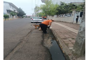 نظافت گروهی خیابان شهید خدمتگزار توسط خدمات شهری شهرداری سیاهکل