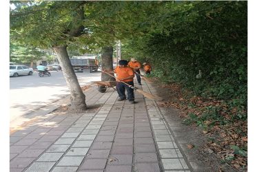 نظافت گروهی خیابان شهید مطهری توسط خدمات شهری شهرداری سیاهکل