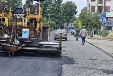 آغاز عملیات روکش آسفالت خیابان اصلی شهید انصاری توسط شهرداری سیاهکل