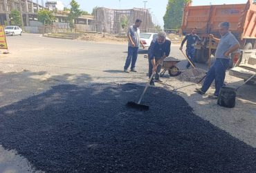 ترمیم و لکه‌گیری آسفالت خیابان‌های سطح شهر توسط شهرداری سیاهکل