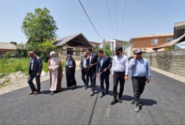 بازدید مسئولان از پروژه آسفالت کوچه‌های شقایق ۶ در سیاهکل