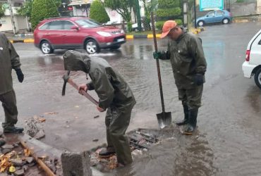 تلاش نیروهای شهرداری سیاهکل برای رفع آب‌گرفتگی معابر سطح شهر