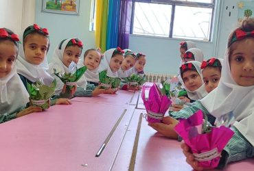 اهدای هدیه به دانش‌آموزان برای ترویج تفکیک زباله از مبدأ در سیاهکل