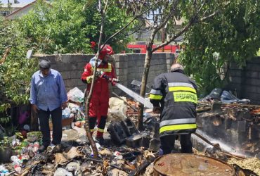 تلاش آتش‌نشانان سیاهکل برای اطفای حریق دو واحد مسکونی در شهر