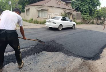 لکه‌گیری و ترمیم آسفالت ورودی خیابان شهید مظلوم توسط نیروهای شهرداری سیاهکل