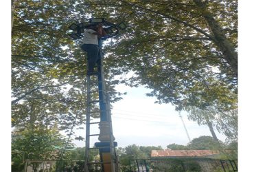 اورحال و تعویض پروژکتورهای پارک کودک توسط واحد تاسیسات شهرداری سیاهکل