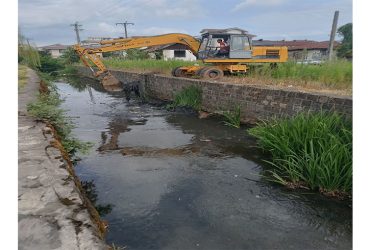 نظافت و لایروبی رودخانه‌های سطح شهر توسط واحد خدمات شهری شهرداری سیاهکل