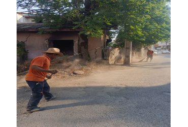 نظافت خیابان شیرودی توسط نیروهای خدمات شهری شهرداری سیاهکل