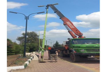 جمع‌آوری تیرهای برق کهنه در استخر پاشوران