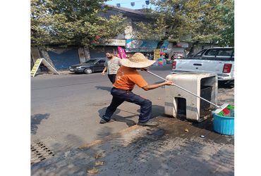 شستشو و گندزدایی سطل‌های زباله ثابت مسیر میدان دیلمان تا میدان امام حسین